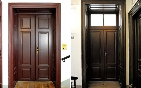 Dunkelbraun lackierte, zweiflügelige Sicherheitstür des Modells Vienna in klassischem Design