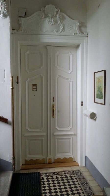 Weiß lackierte, zweiflügelige Sicherheitstür des Modells Vienna in klassischem Design